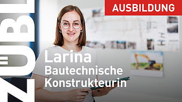 Junge Frau in Arbeitsschutzkleidung mit Tablet auf der Baustelle.