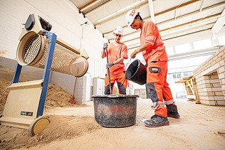 Zwei Auszubildende in der Konzernlehrwerkstatt