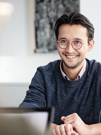 Foto von einem Mitarbeitenden in einer Besprechung
