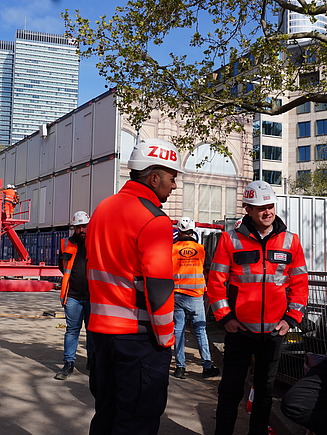 Joshua mit Teamkollegen auf der Baustelle in Frankfurt