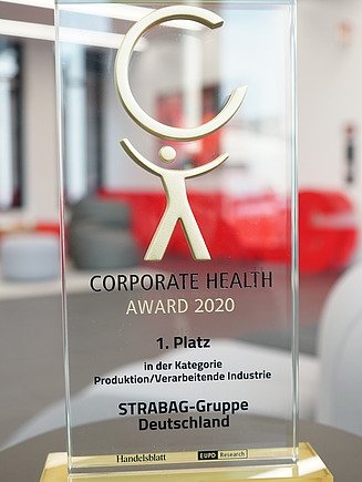 Foto einer Auszeichnung zum betrieblichen Gesundheitsmanagement