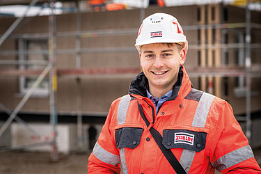 Mitarbeiter in Arbeitsschutzkleidung auf einer Baustelle