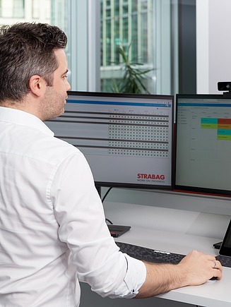 Mitarbeiter arbeitet am PC.