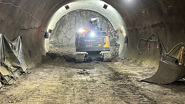 Foto einer Tunnelbaustelle.