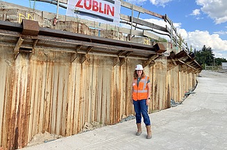 Frau in Arbeitsschutzkleidung vor einer ZÜBLIN-Baustelle