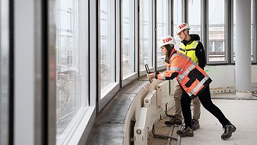 ZÜBLIN Mitarbeiterin, die konzentriert in einen PC-Bildschirm schaut und arbeitet.