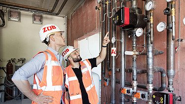 Foto von einer Projektleiterin, die gerade am PC arbeitet