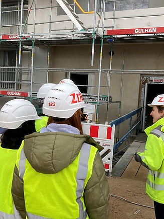 Kinder in Arbeitsschutzkleidung auf einer ZÜBLIN Baustelle in Nürnberg.
