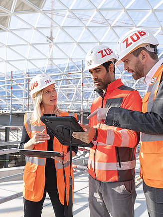 Anna-Verena mit zwei Kollegen bei einem Bauprojekt