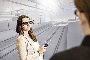 Foto von einer Frau mit VR-Brille