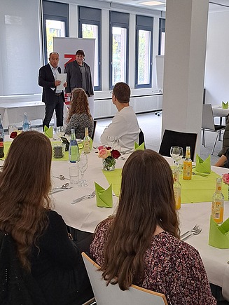 Gruppenfoto im Besprechungsraum