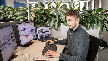 Auszubildender an seinem Arbeitsplatz im Büro