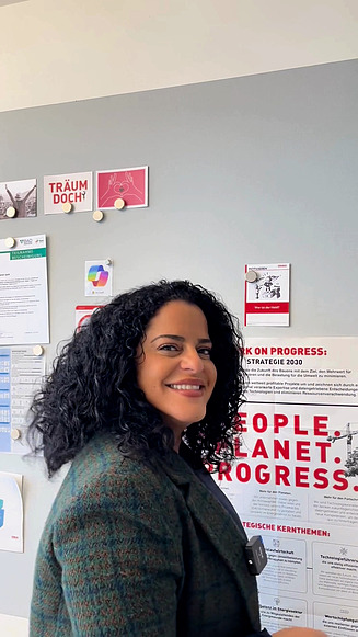 Ceren in ihrem Büro 