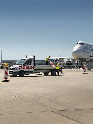 Bild von einer Baustelle, im Hintergrund ist ein Flugzeug zu sehen