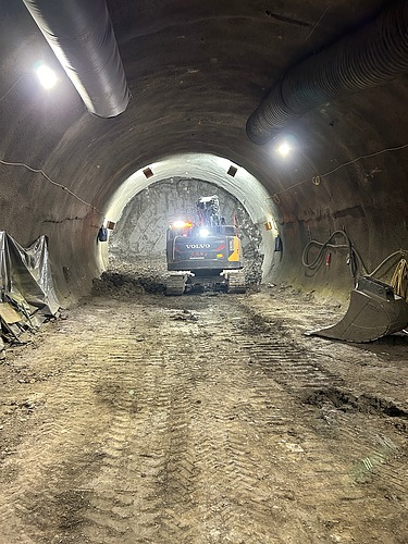 Foto einer Tunnelbaustelle.