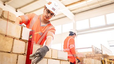Zwei Auszubildende in der Konzernlehrwerkstatt