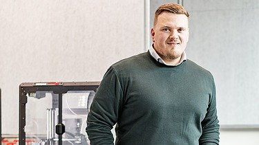 ZÜBLIN Mitarbeiter steht vor 3D-Drucker