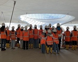 Kinder in Arbeitsschutzkleidung auf der S21-Baustelle