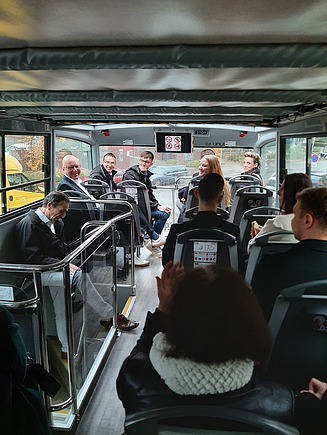 Bild von Auszubildenden und ihren Ausbilder:innen im Citybus