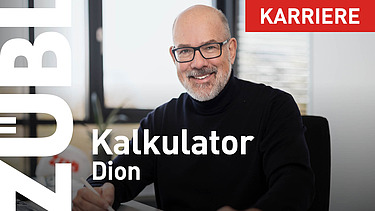 Thumbnail zum Video Kalkulator. Ein ZÜBLIN-Kalkulator lächelt in die Kamera.