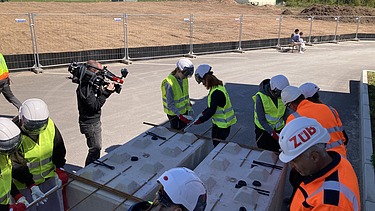Kinder in Arbeitsschutzkleidung auf der Baustelle Schleuse Kriegenbrunn