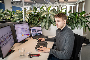 Auszubildender an seinem Arbeitsplatz im Büro