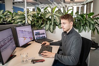 Auszubildender an seinem Arbeitsplatz im Büro