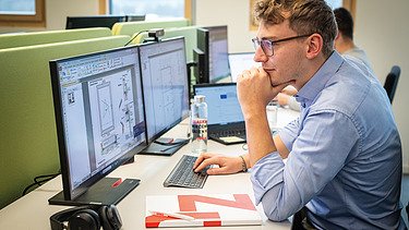 Mitarbeiter beim Arbeiten im Büro