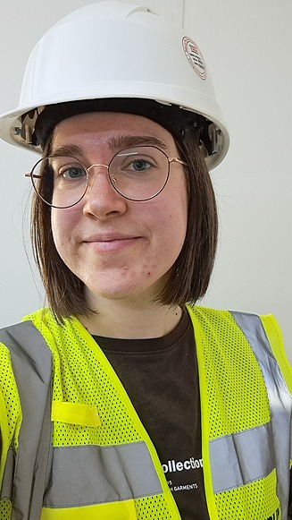 Trainee Verena in Arbeitssicherheitskleidung