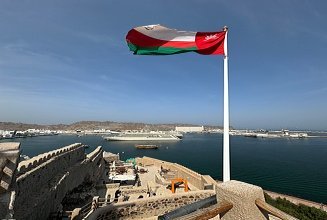 Oman-Flagge, im Hintergrund das Meer