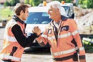 Zwei Vermessungstechniker auf der Baustelle