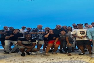 Gruppenfoto am Strand.