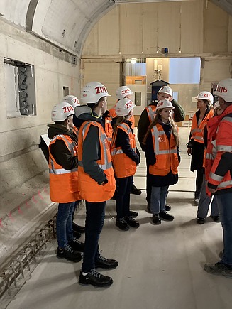Kinder in Arbeitsschutzkleidung auf einer ZÜBLIN Baustelle im Elbtunnel.