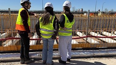 Kinder in Arbeitsschutzkleidung auf der Baustelle Schleuse Kriegenbrunn