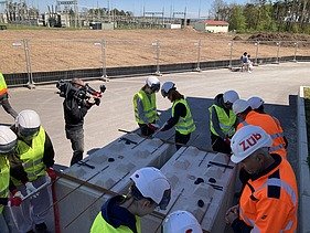 Kinder in Arbeitsschutzkleidung auf der Baustelle Schleuse Kriegenbrunn