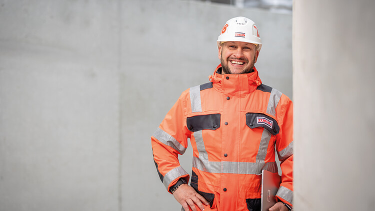 Mitarbeiter auf der Baustelle mit Tablet