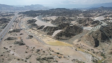Drohnenaufnahme eines Staudamms im Oman
