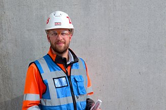 Mitarbeiter in PSA vor einer Betonwand