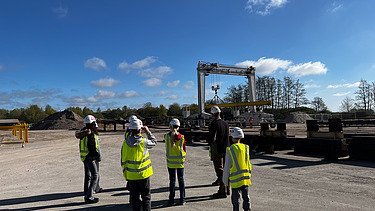 Kinder in Arbeitsschutzkleidung beim Stahlwerk Sande