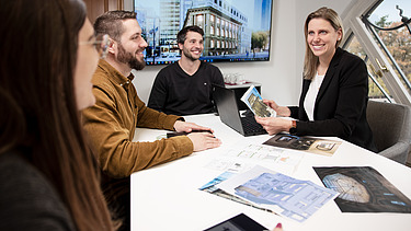 Foto von drei ZÜBLIN Mitarbeiter:innen in einer Besprechung