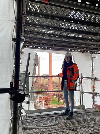 Mitarbeitende mit Arbeitsschutzkleidung an einem Gerüst