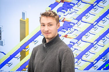 Auszubildender vor einem Bildschirm mit einem digitalen Modell