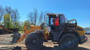 Zwei Mädchen auf einem Bagger