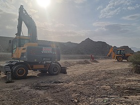Zwei Baugeräte auf einer Baustelle im Oman