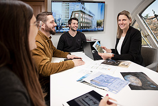 Photo of three ZÜBLIN staff members in a meeting