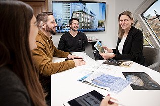 Foto von drei ZÜBLIN Mitarbeiter:innen in einer Besprechung