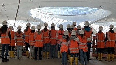 Kinder in Arbeitsschutzkleidung auf der S21-Baustelle