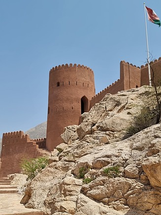 Festung im Oman, rechts die Oman-Fahne