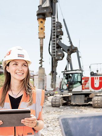 Foto von einem Mitarbeitenden in einer Besprechung