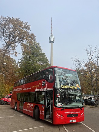 Roter Doppeldeckerbus, im Hintergrund der Stuttgarter Fernsehturm